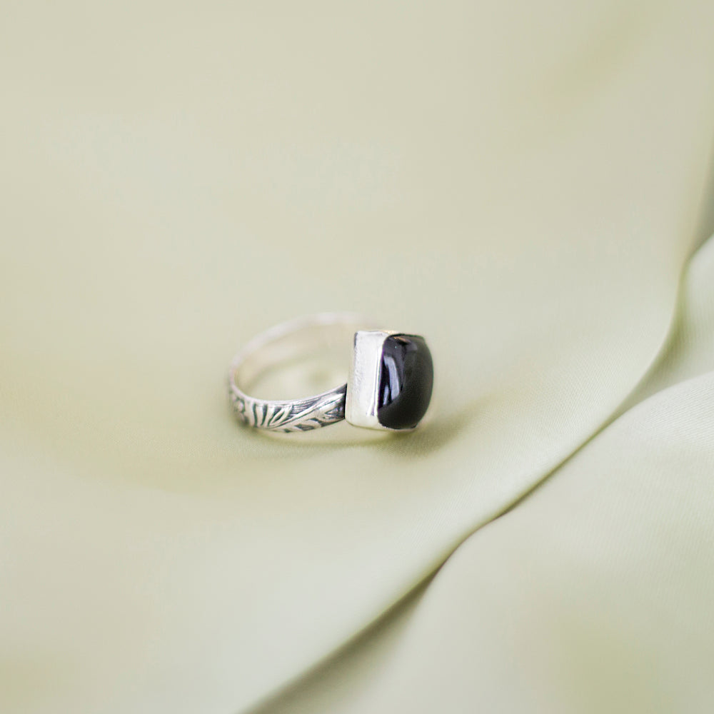 Onyx floral ring