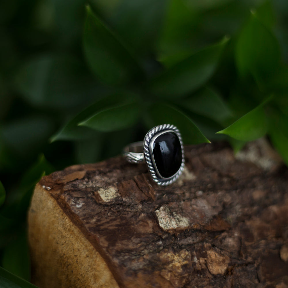 Onyx vine ring