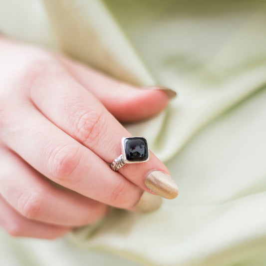 Onyx floral ring