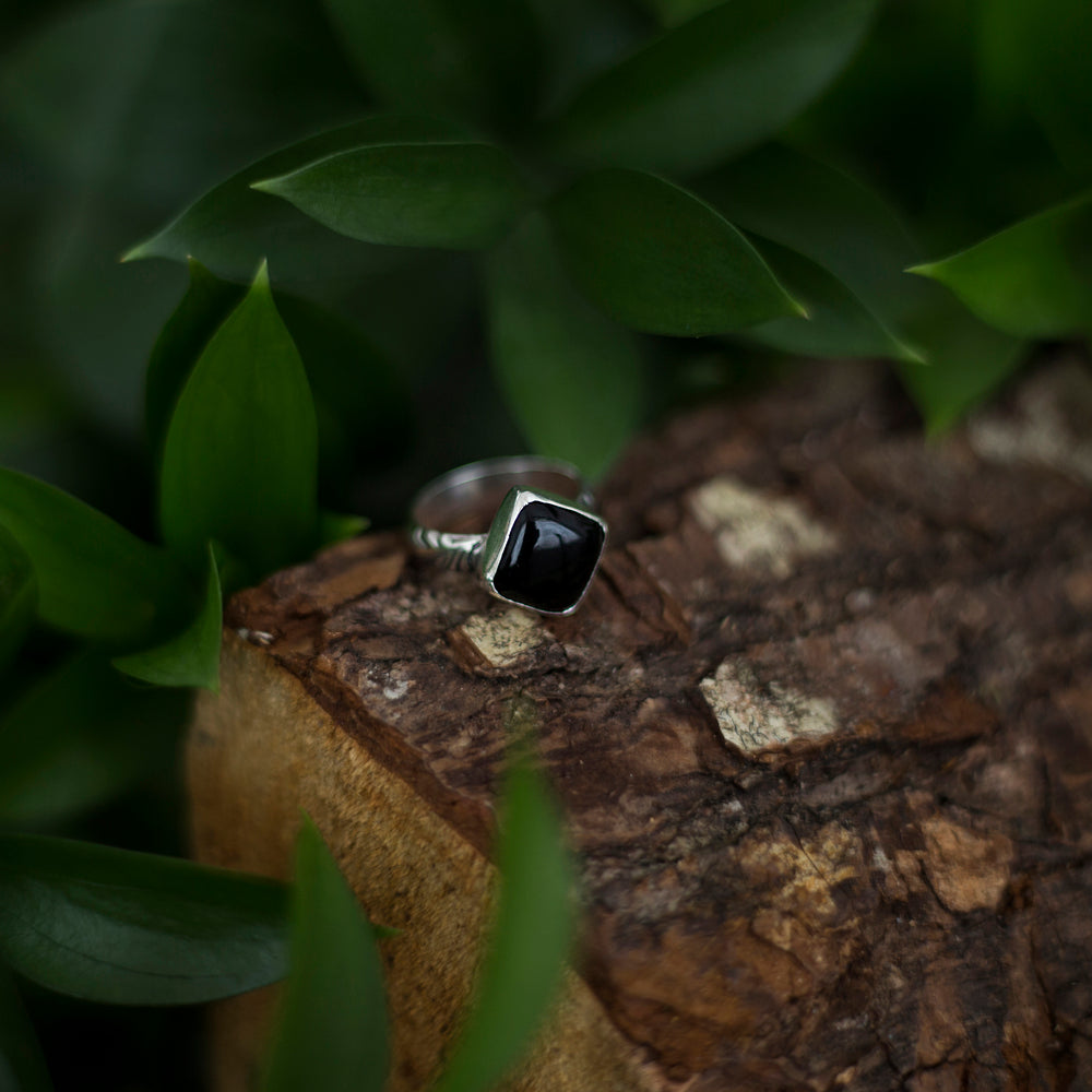 Onyx floral ring